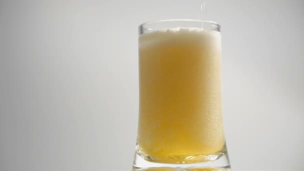 Giet het bier in een glas — Stockvideo