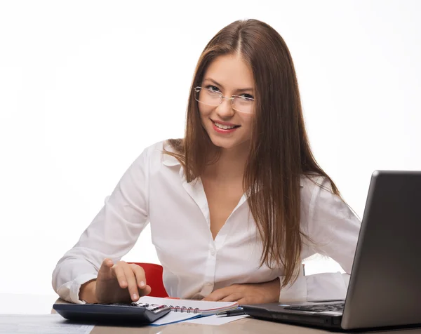 Geschäftsfrau arbeitet am Computer im Büro — Stockfoto