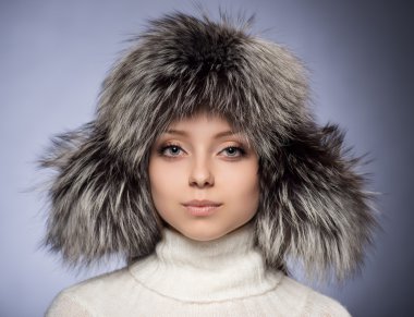 kürk şapkalı bir kız portresi