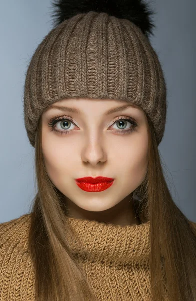 따뜻한 모자에 있는 여자의 초상화 — 스톡 사진