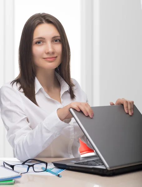 オフィスで彼女のコンピューターに取り組んでいる女性実業家 — ストック写真