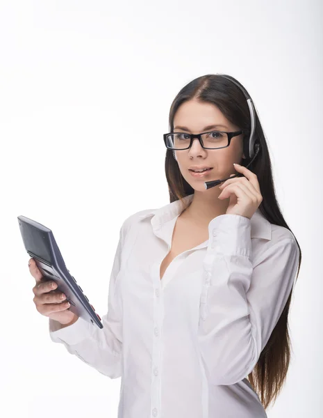 Podnikatelka mluví po telefonu při práci na jejím počítači v kanceláři — Stock fotografie