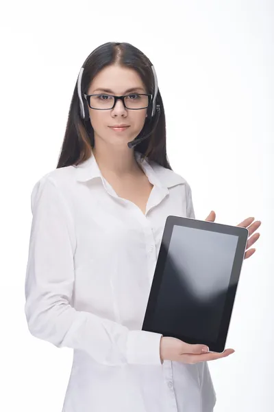 Mujer de negocios hablando por teléfono mientras trabaja en su computadora en la oficina —  Fotos de Stock
