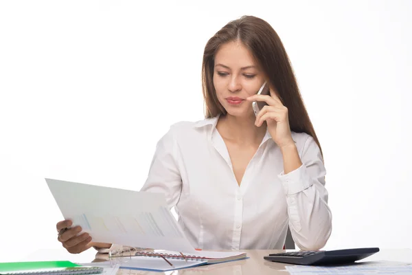 Femme d'affaires parlant au téléphone — Photo