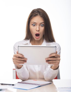 iş kadını ofiste bilgisayar üzerinde çalışan