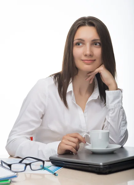 Junge Sekretärin bei der Arbeit im Büro — Stockfoto