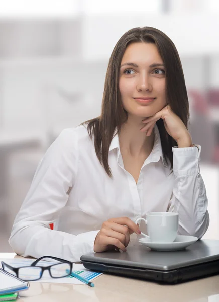 Ung kvinna sekreterare på jobbet på kontoret — Stockfoto