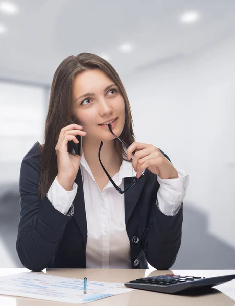 Femme d'affaires parlant au téléphone, opérateur — Photo