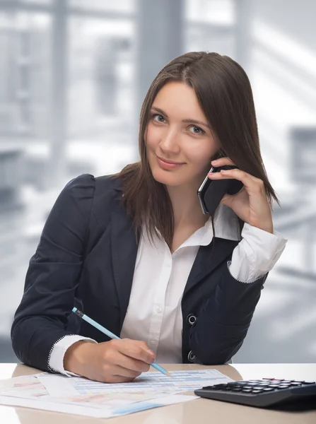 Empresária falando ao telefone, operadora — Fotografia de Stock