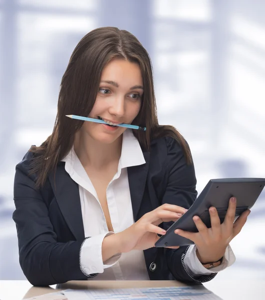 Empresária trabalhando com laptop no escritório — Fotografia de Stock