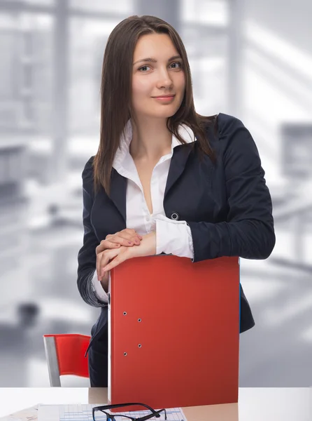 Mladá žena sekretářka v práci v kanceláři — Stock fotografie