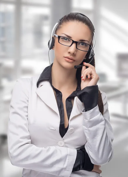 Femme d'affaires dans casque dans le bureau — Photo