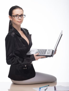 iş kadını ofiste bilgisayar üzerinde çalışan