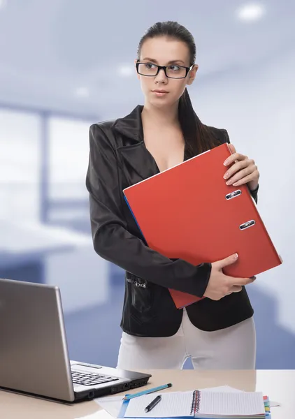 Affärskvinna som arbetar på hennes dator på kontoret — Stockfoto