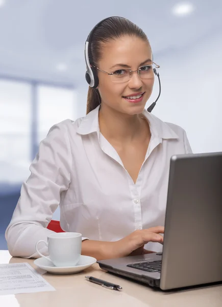 Jonge vrouw secretaris op het werk op kantoor — Stockfoto