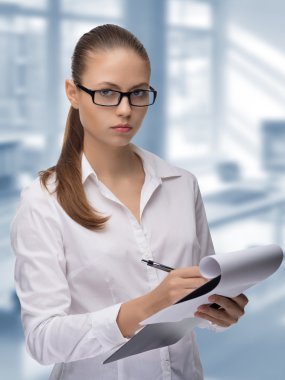 Genç kadın Sekreter ofiste iş başında