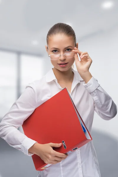 Ung kvinna sekreterare på jobbet på kontoret — Stockfoto