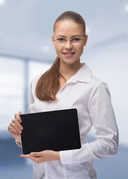 Femme d'affaires travaillant avec un ordinateur portable au bureau — Photo