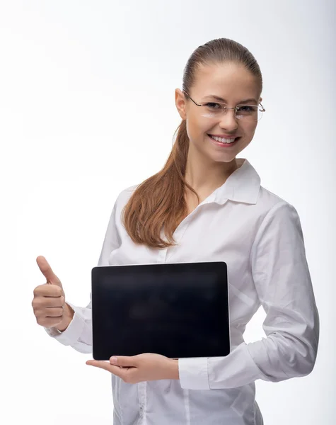 Geschäftsfrau arbeitet mit Laptop im Büro — Stockfoto