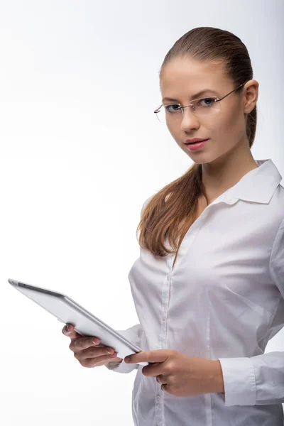 Affärskvinna arbetar med laptop på kontoret — Stockfoto