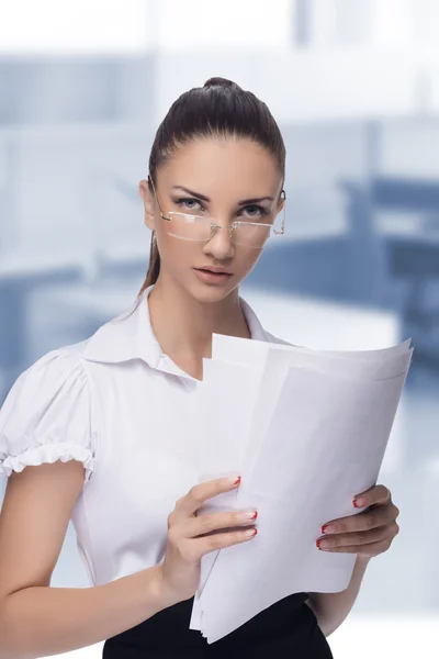 Portrait of a woman reads the document — Stock Photo, Image