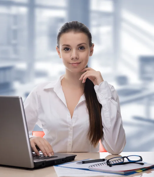 Empresaria trabajando con laptop en la oficina —  Fotos de Stock