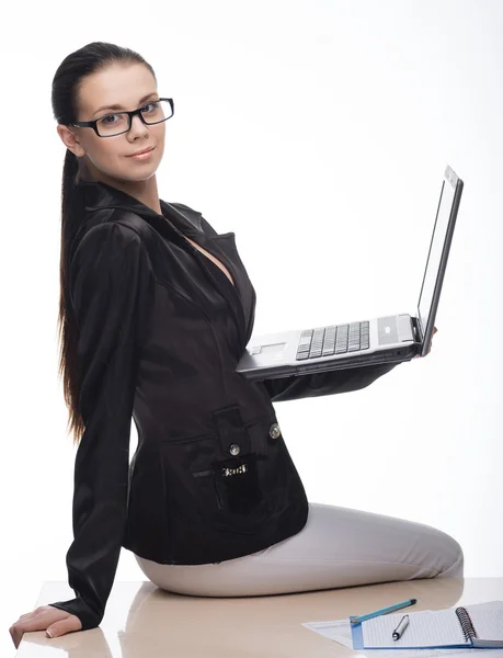 Geschäftsfrau arbeitet mit Laptop im Büro — Stockfoto