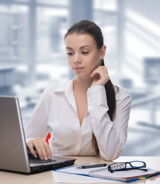 Geschäftsfrau arbeitet mit Laptop im Büro — Stockfoto