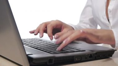 Dizüstü bilgisayarda daktilo eden iş kadını