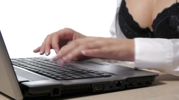 Affärskvinna skriva på bärbar dator — Stockvideo