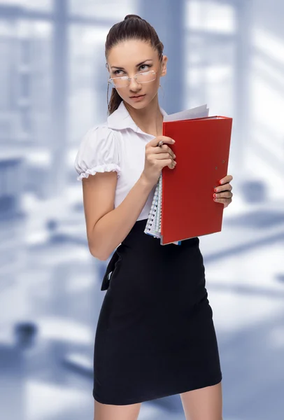 Jonge vrouw secretaris op het werk op kantoor — Stockfoto