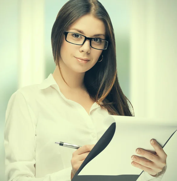 Frau liest das Dokument — Stockfoto