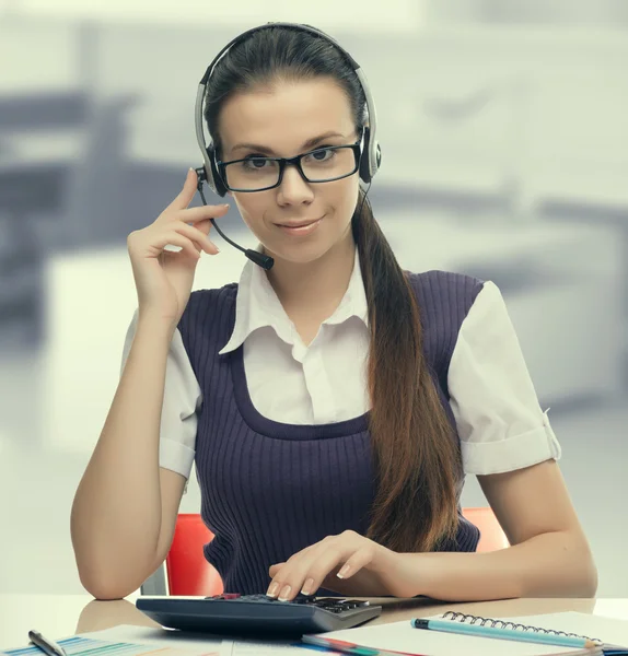 Affärskvinna pratar i telefon — Stockfoto