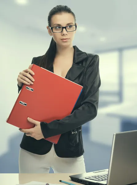 Jeune femme secrétaire au travail — Photo