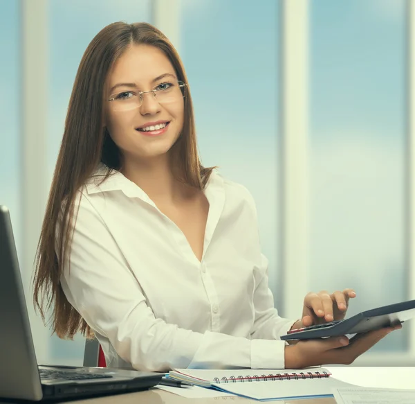 Affärskvinna arbetar med bärbar dator — Stockfoto