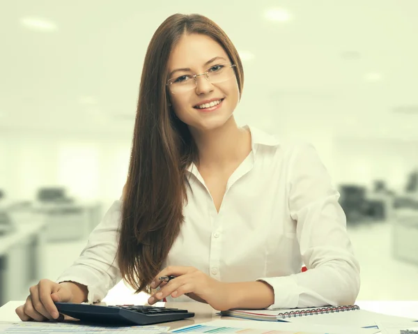 Geschäftsfrau arbeitet mit Laptop im Büro — Stockfoto