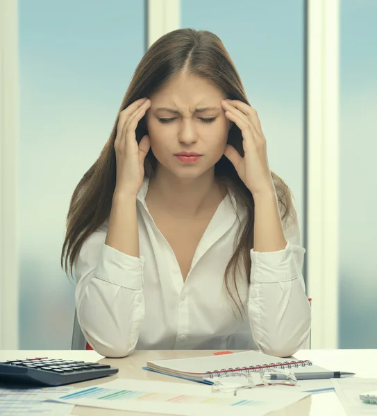 Jonge vrouw secretaris op het werk op kantoor — Stockfoto