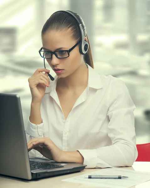 Zakenvrouw praten over de telefoon, operator — Stockfoto