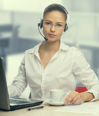 Telefonda operatör iş kadını