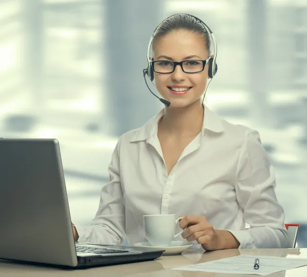 Affärskvinna prata i telefon, operatör — Stockfoto