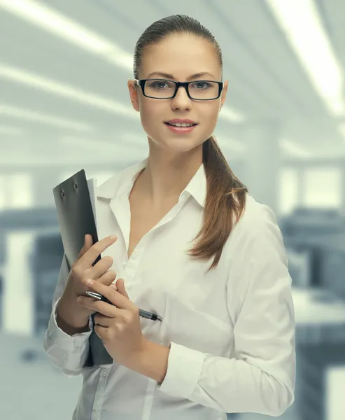 Jeune femme secrétaire au travail au bureau — Photo