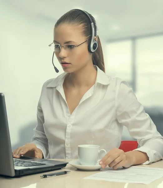 Affärskvinna prata i telefon, operatör — Stockfoto