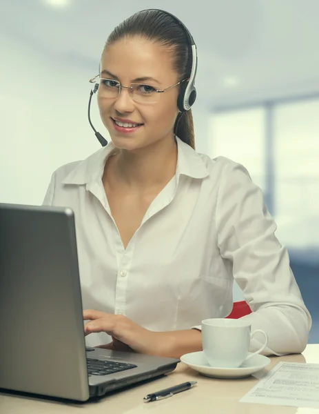 Femme d'affaires parlant au téléphone, opérateur — Photo