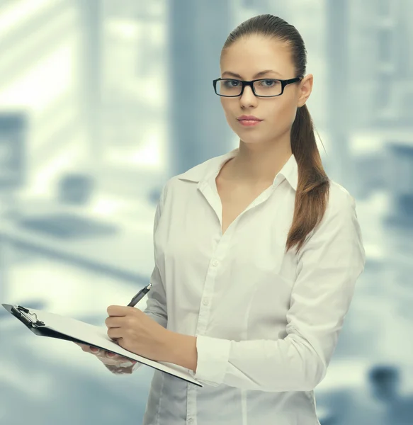 Jeune femme secrétaire au travail au bureau — Photo