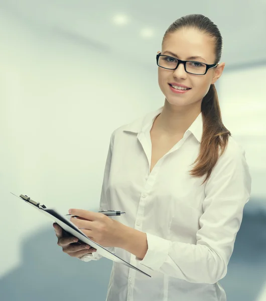 Jeune femme secrétaire au travail au bureau — Photo