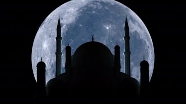 Ramazan ayında cami üzerinde büyük bir ay yükseliyor.. 