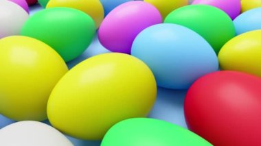 Mavi arka planda bir sürü renkli Paskalya yumurtası var..