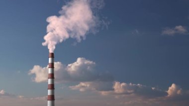 Büyük bir pipo sigara içiyor ve atmosferi kirletiyor..