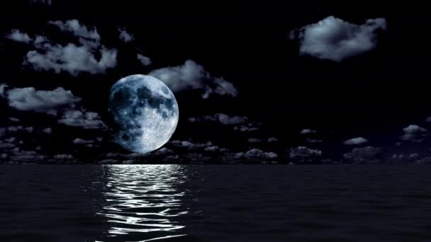 Полнолуние Светит Над Ночным Морем Облаками — стоковое видео