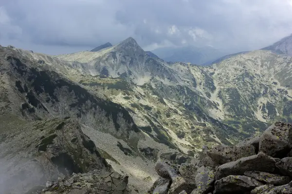 Висока гірський ландшафт — стокове фото